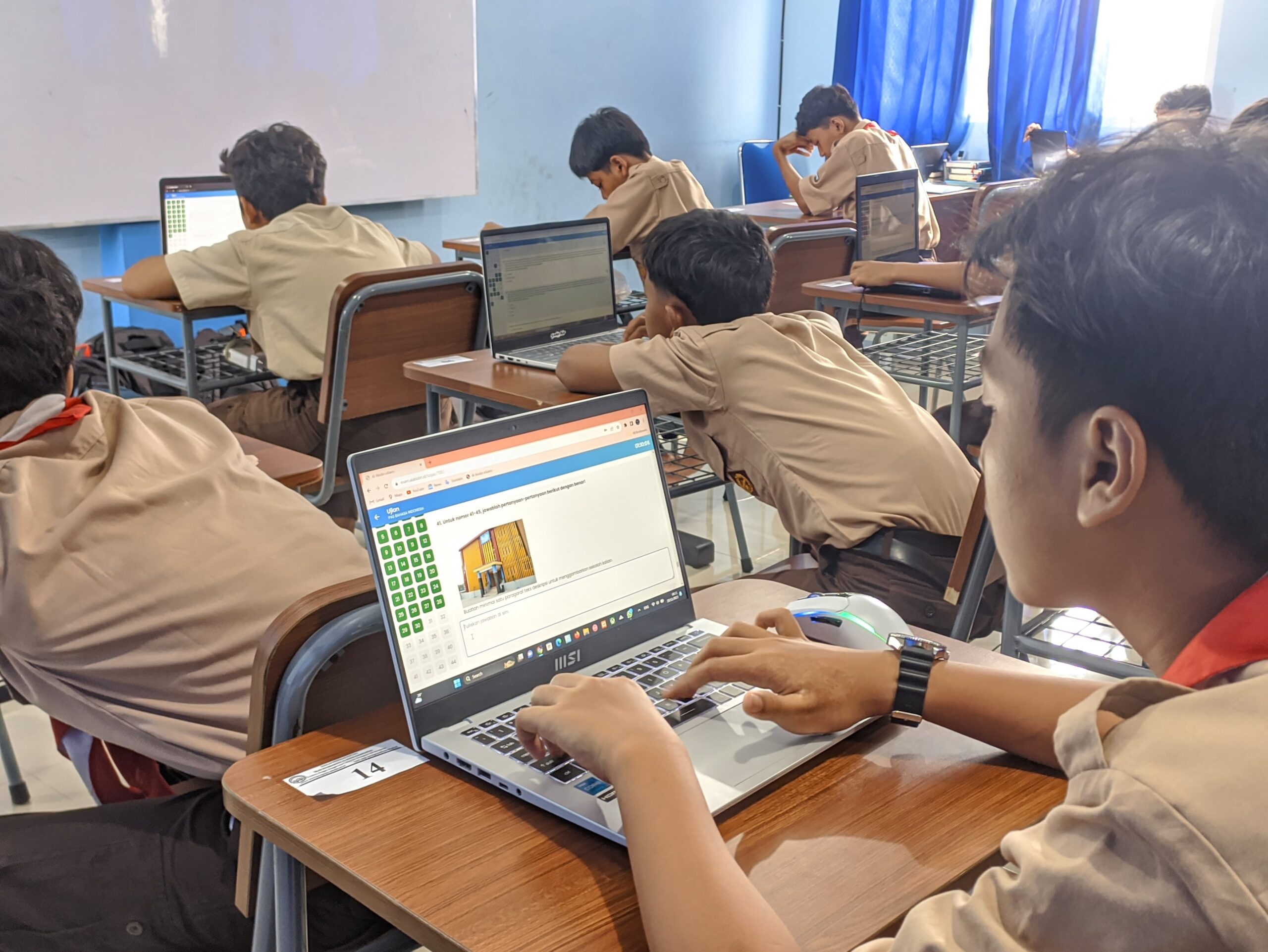 Teknologi dalam Kelas: Meningkatkan Kualitas Belajar Siswa di SMPII Al Abidin Karanganyar