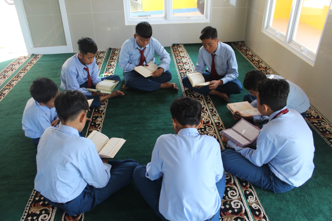 Pembelajaran Holistik di SMPII Al Abidin Karanganyar: Akademis dan Spiritual